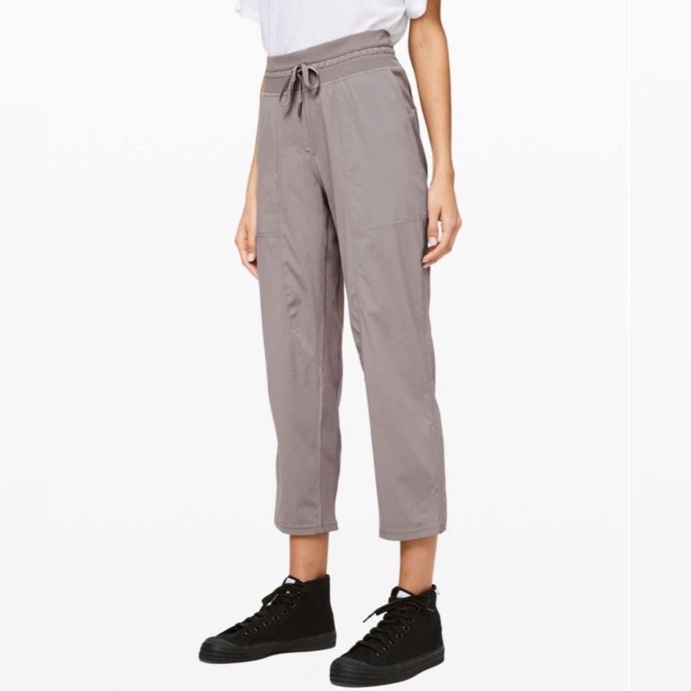 Lululemon Dance‎ Studio Crop 25" Light Gray Pants Women’s 4